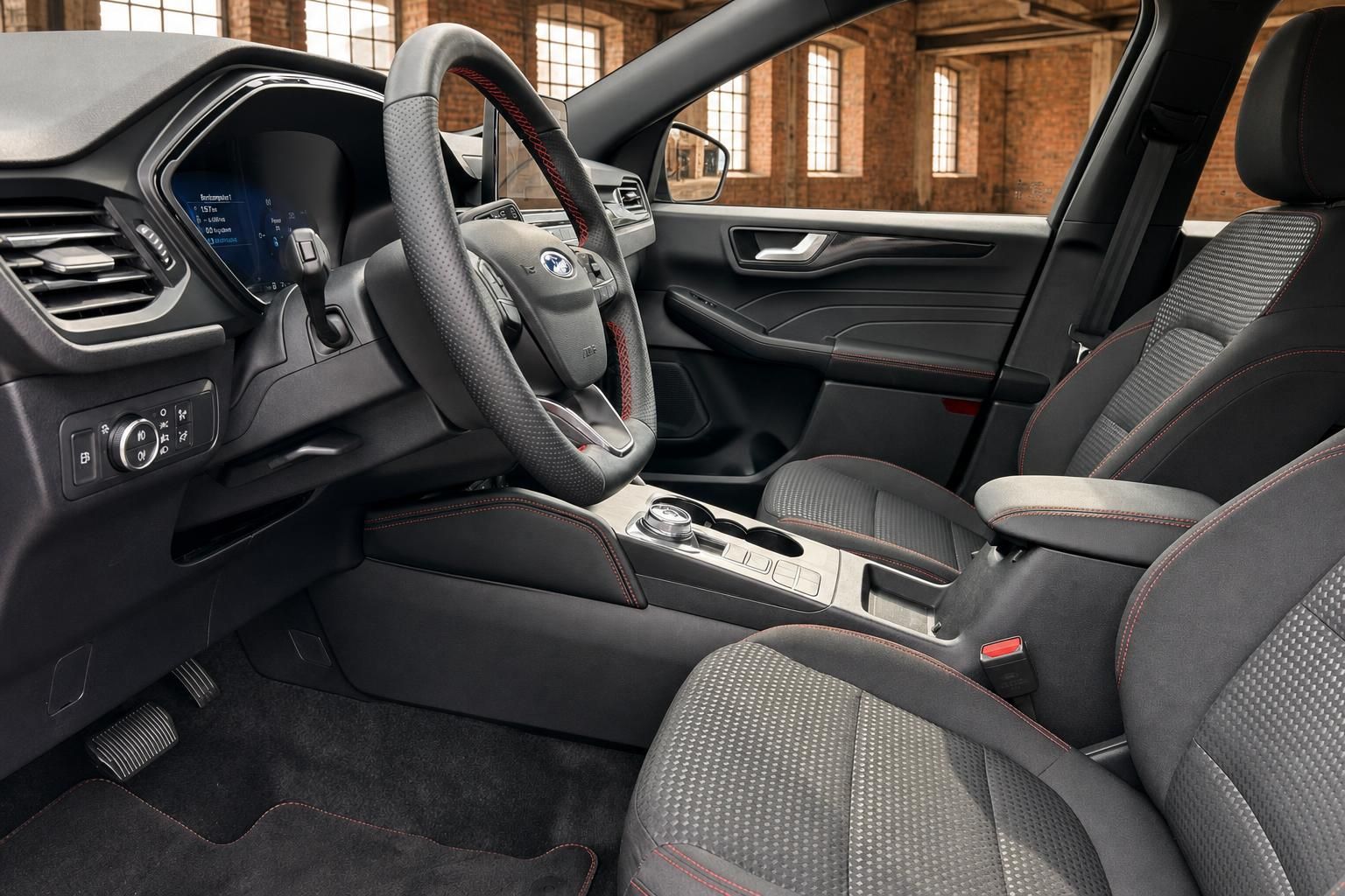Ford Kuga Innenraum Cockpit mit Lenkrad und Sportsitzen in Schwarz