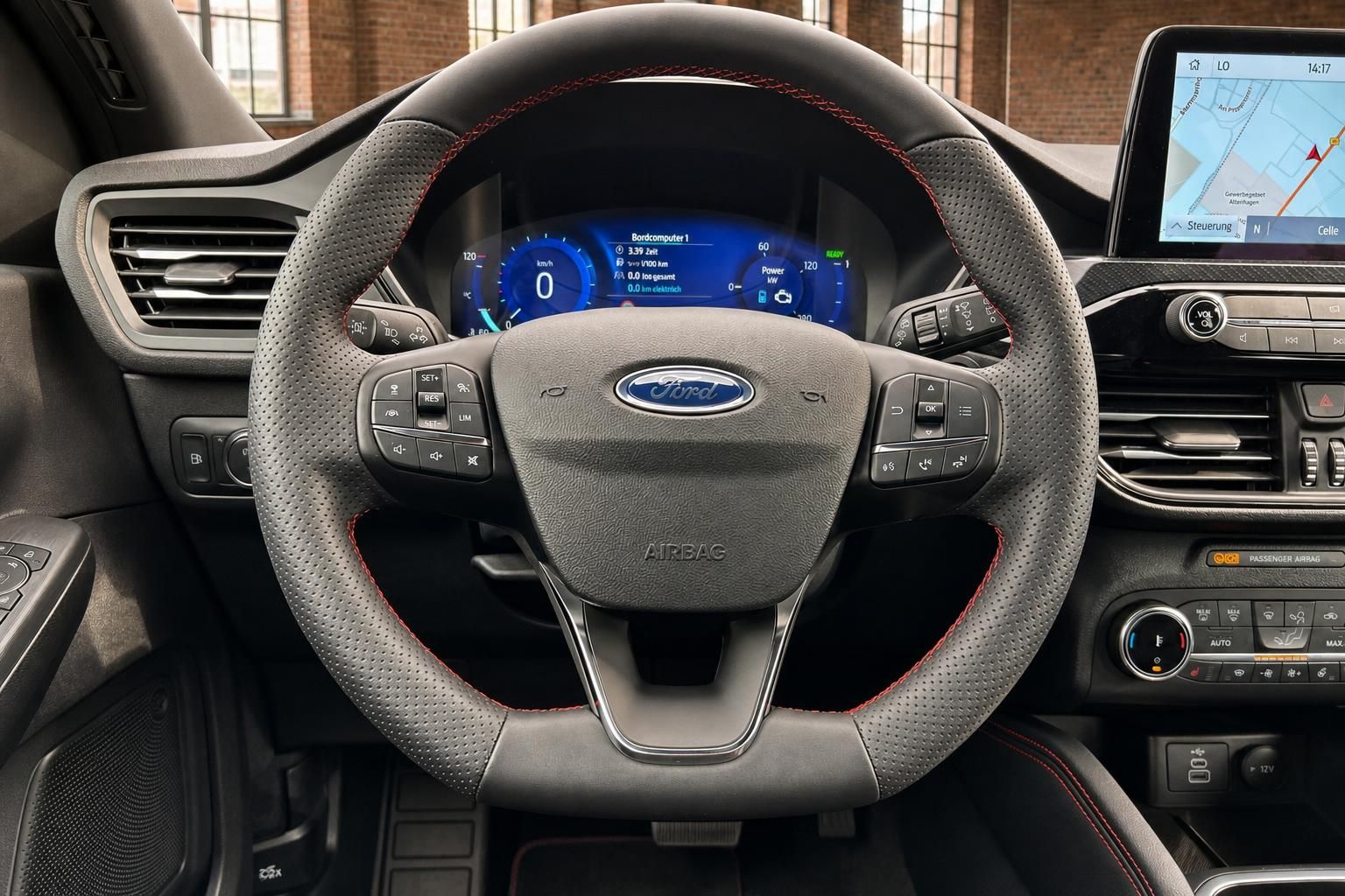 Ford Kuga Cockpit mit Lenkrad, Digitaltacho und Navigationssystem