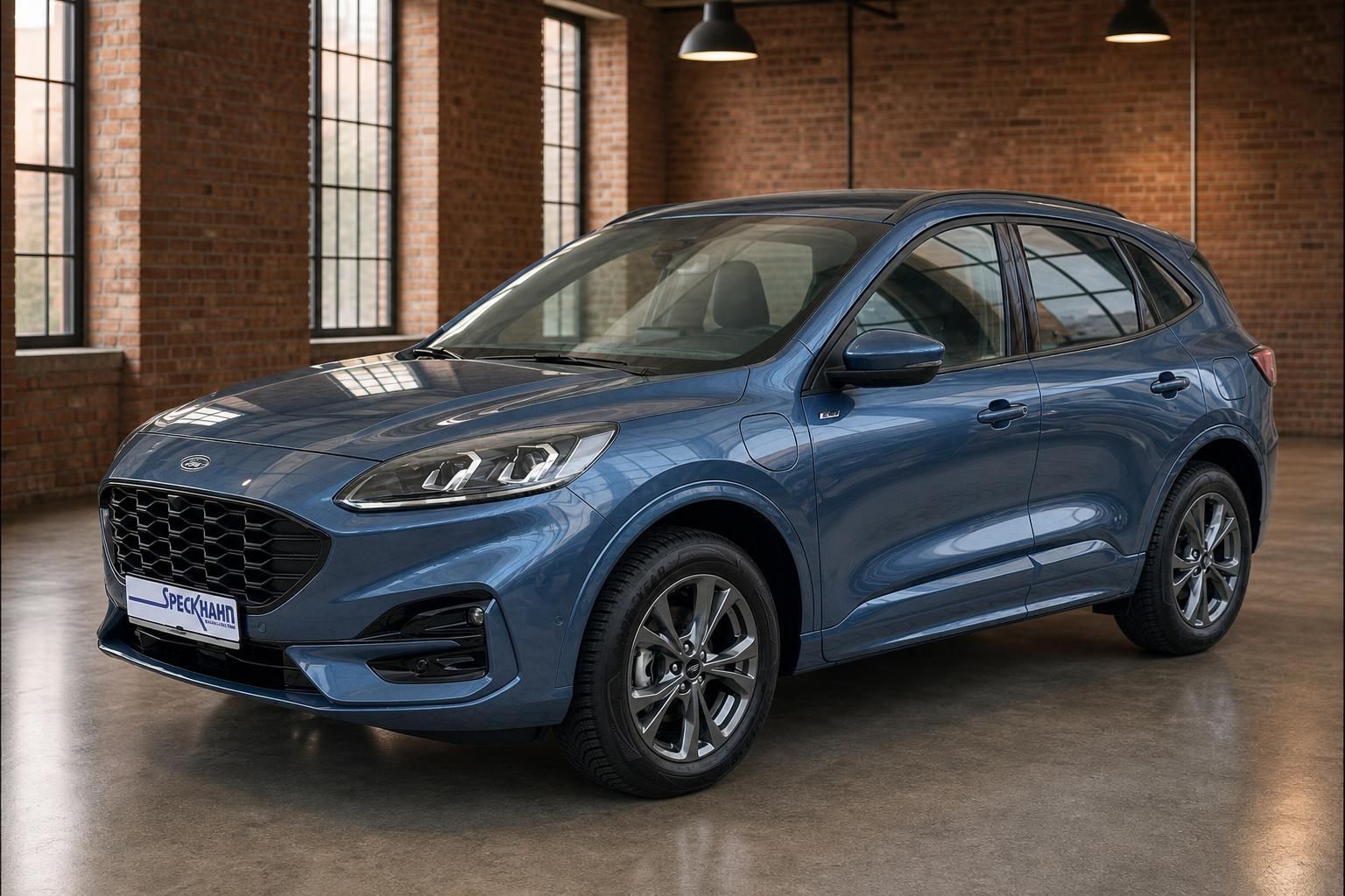 Ford Kuga blau seitliche Frontansicht in Industriehalle
