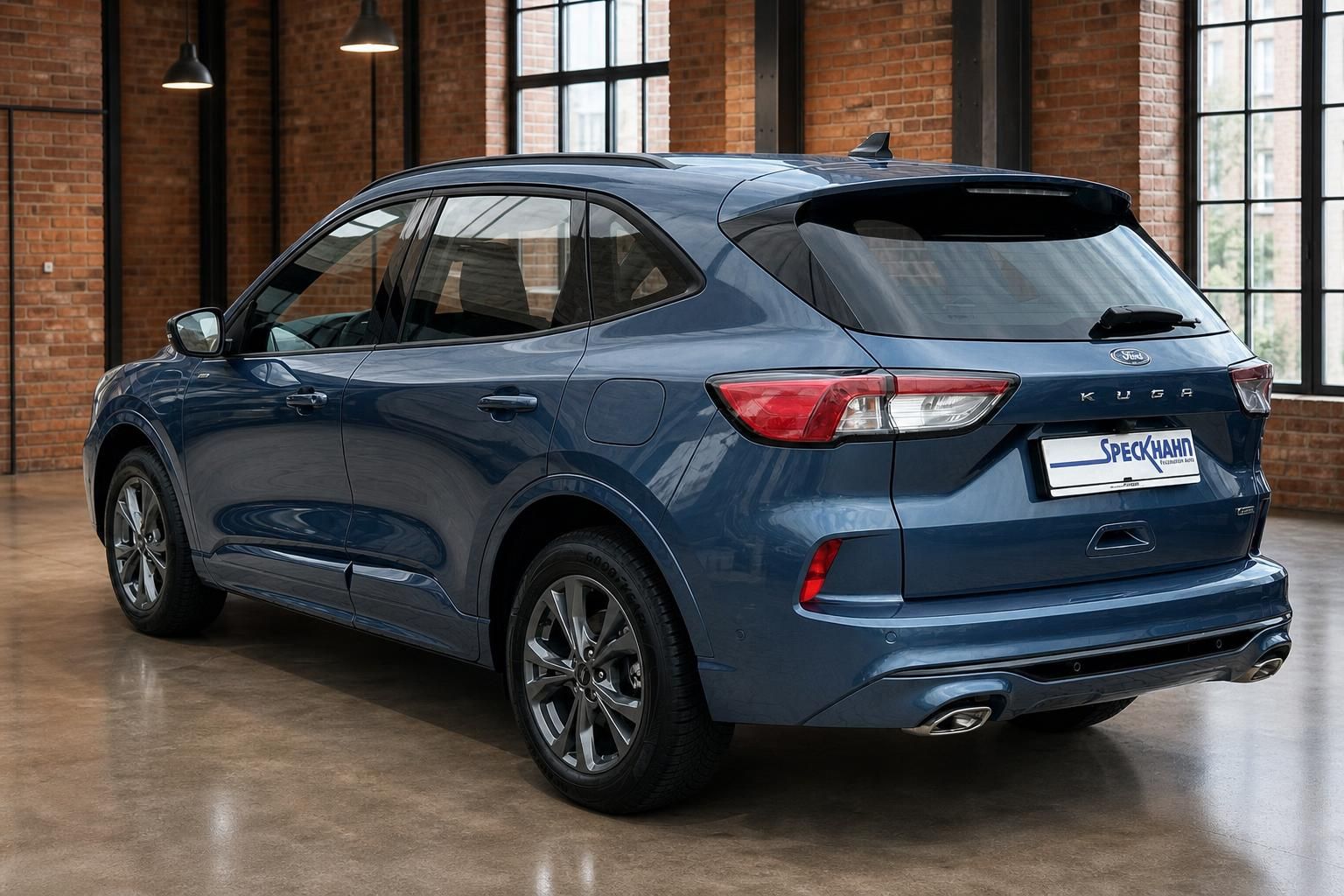 Ford Kuga blau metallic Heckansicht mit Kennzeichenhalter Speckhahn
