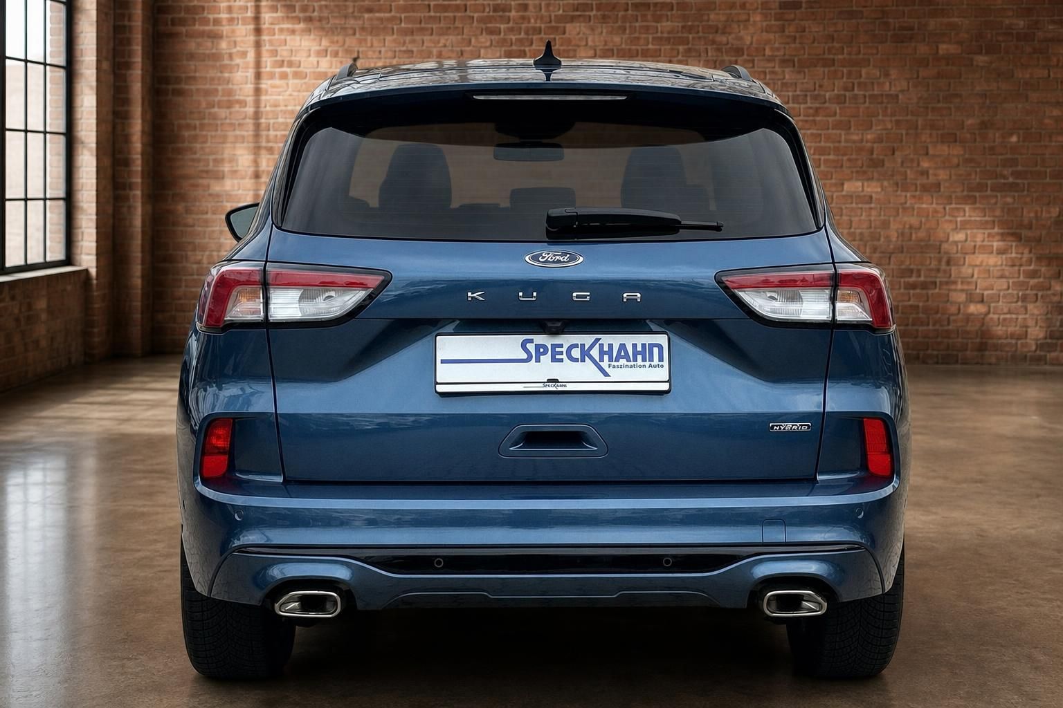 Ford Kuga Hybrid blau Heckansicht mit Kennzeichenhalter Speckhahn