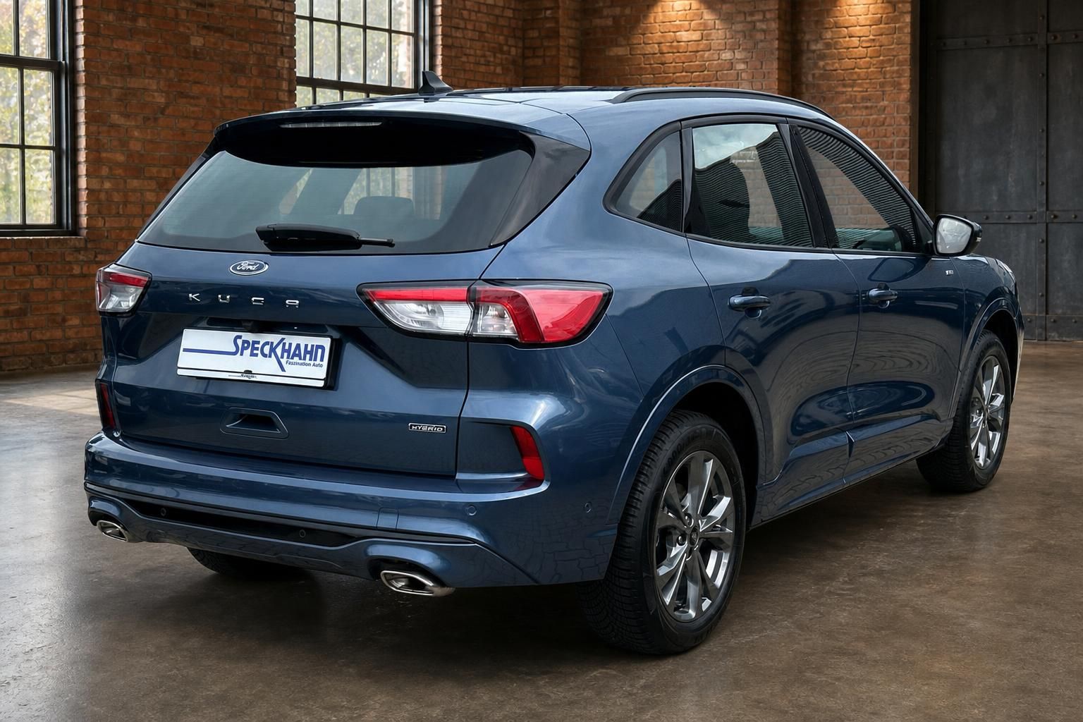 Ford Kuga Hybrid in Blau, Heckansicht mit Detailblick auf Rücklichter