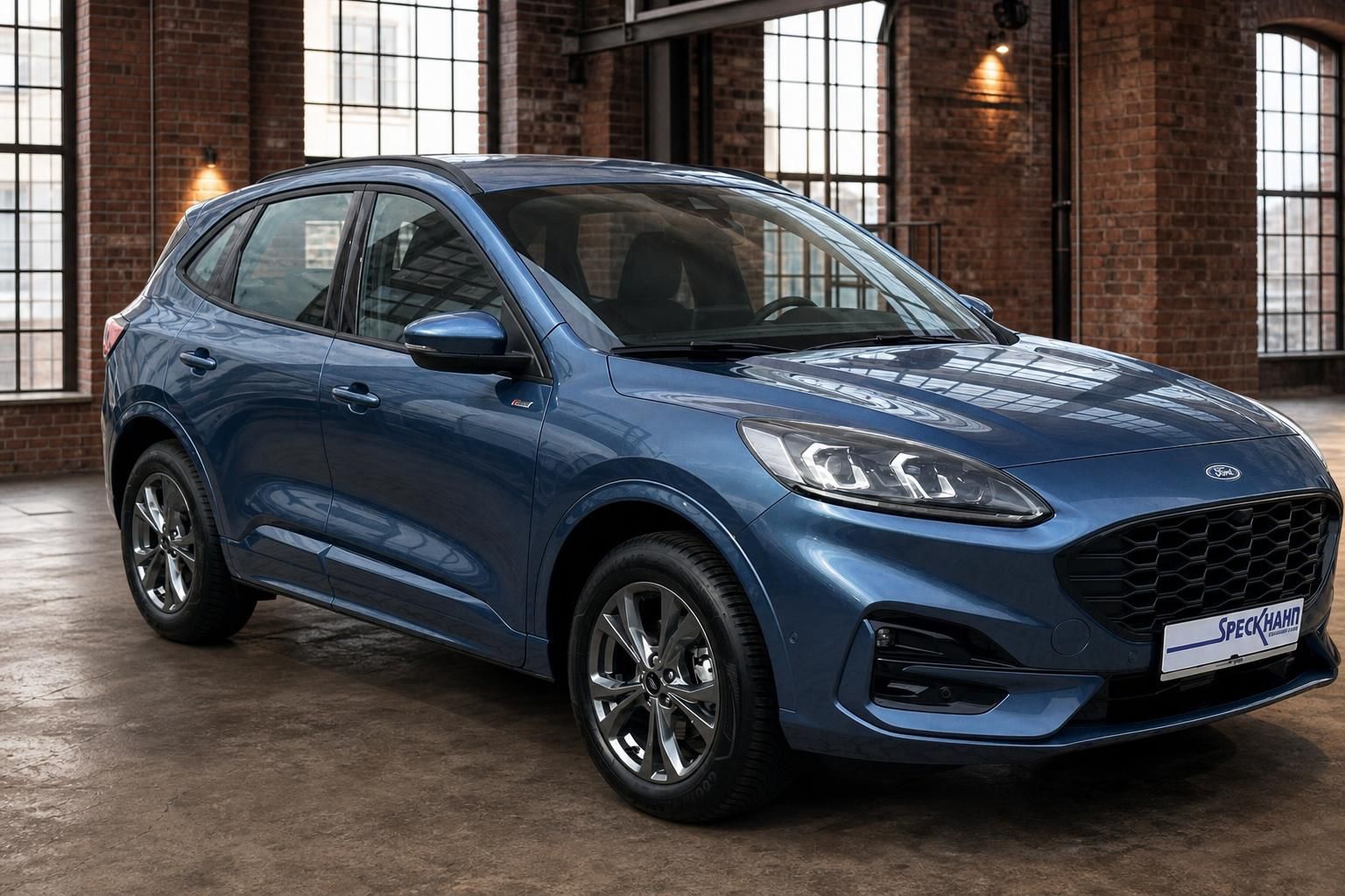 Ford Kuga blau metallic SUV Frontansicht in historischer Fabrikhalle