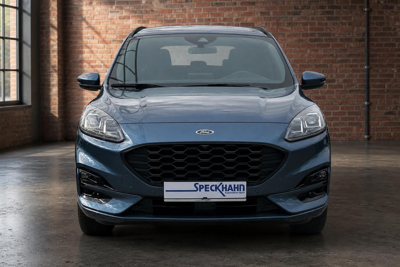 Ford Kuga blau Frontansicht in Industriehalle mit Backsteinwand