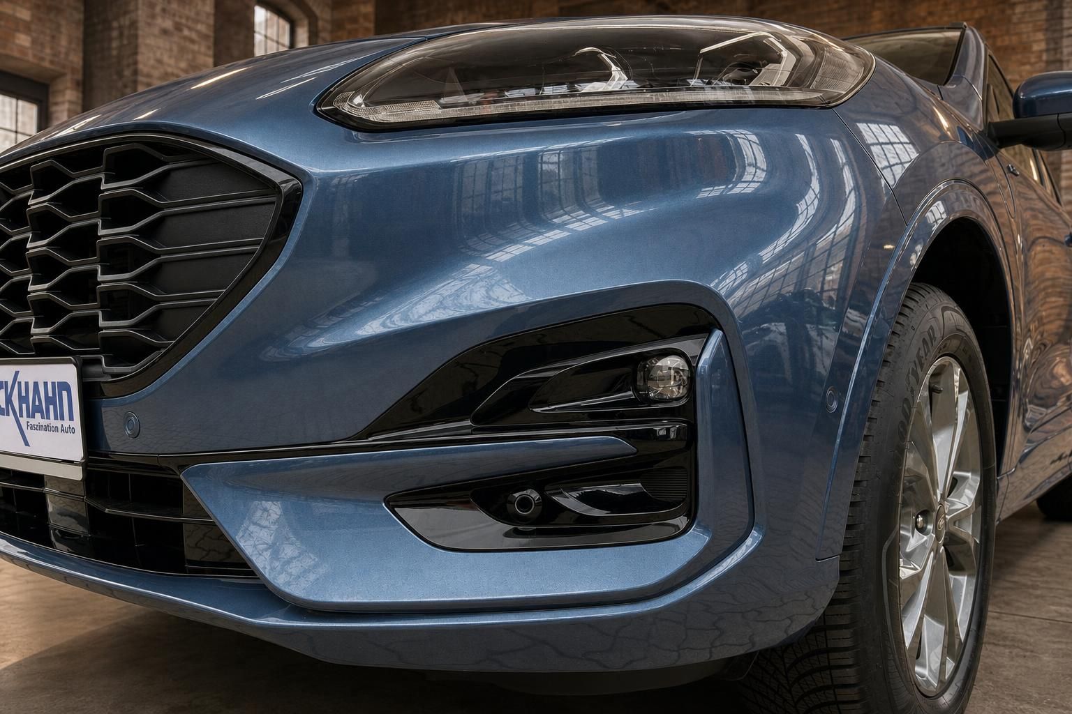 Ford Kuga blau Nahaufnahme Frontstoßstange und Scheinwerfer