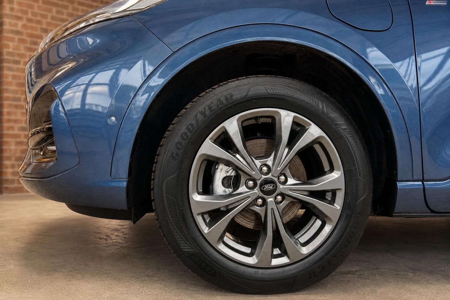 Ford Kuga blau Detailansicht Felge und Reifen vorne