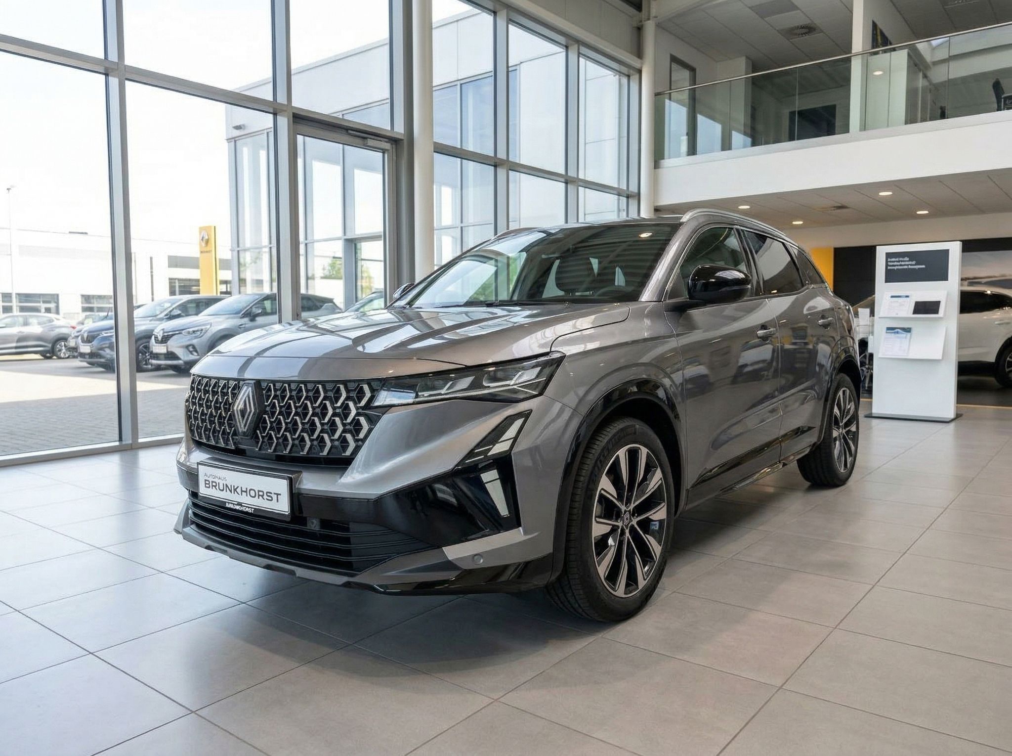 Grauer Renault Austral SUV von schräg vorne im Autohaus-Showroom