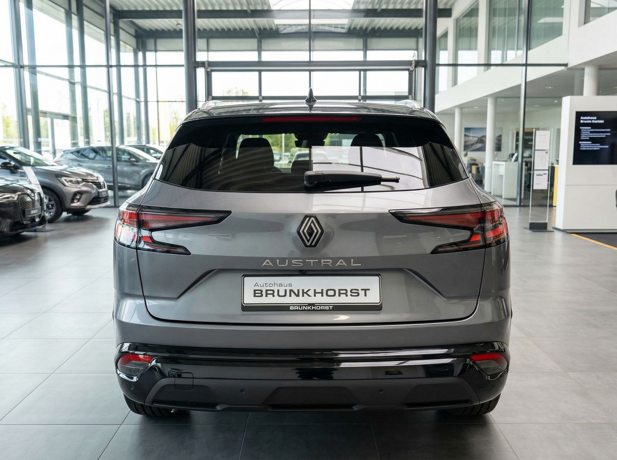 Renault Austral SUV in grau von hinten mit Kennzeichen im Autohaus