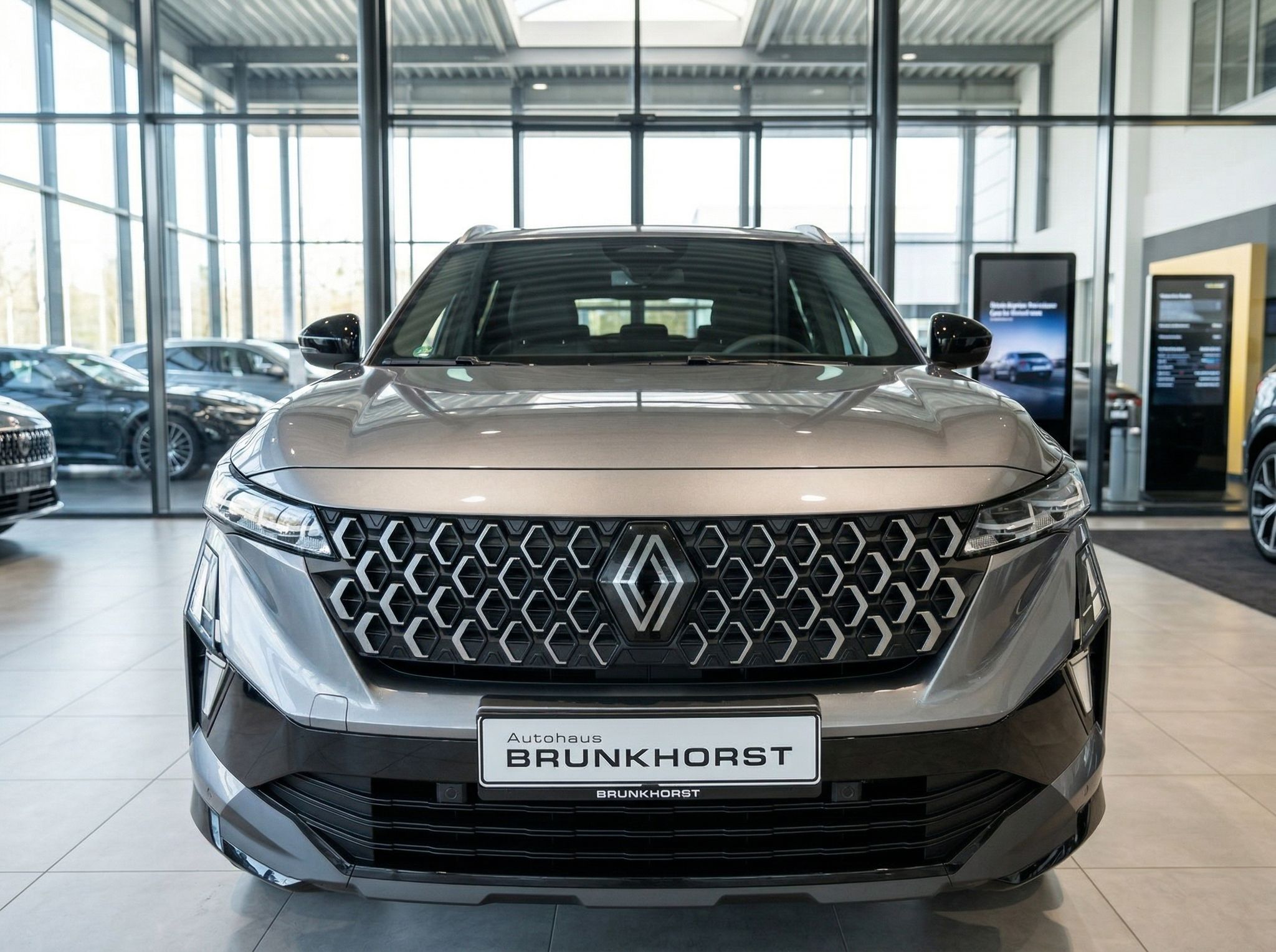 Renault Austral Frontansicht mit charakteristischem Kühlergrill im Autohaus