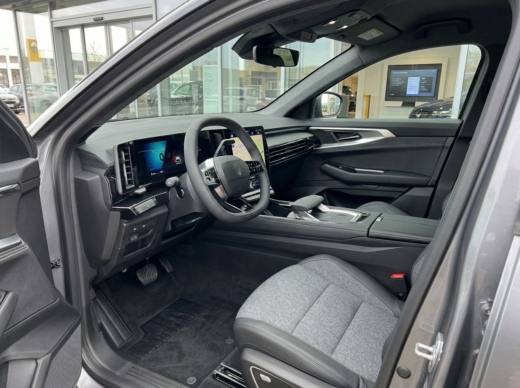 Renault Austral Innenraum mit Cockpit und grauen Sitzen