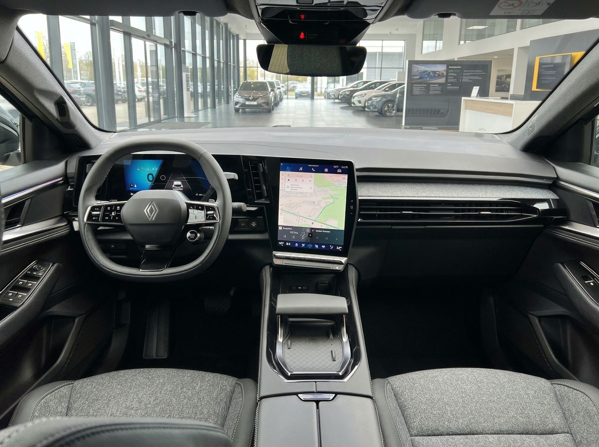 Renault Fahrzeug Innenraum mit digitalem Display und modernem Armaturenbrett im Autohaus