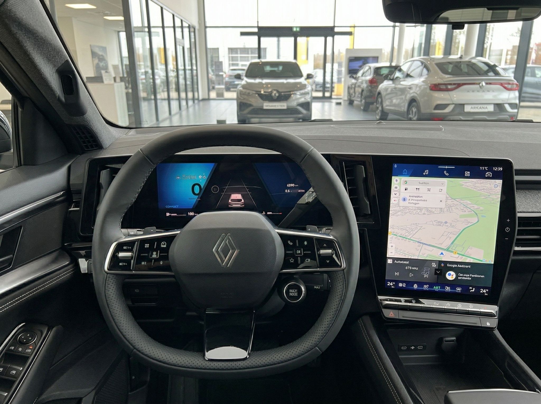 Renault Cockpit mit Lenkrad, digitalen Anzeigen und Navigationssystem im Fahrzeuginnenraum