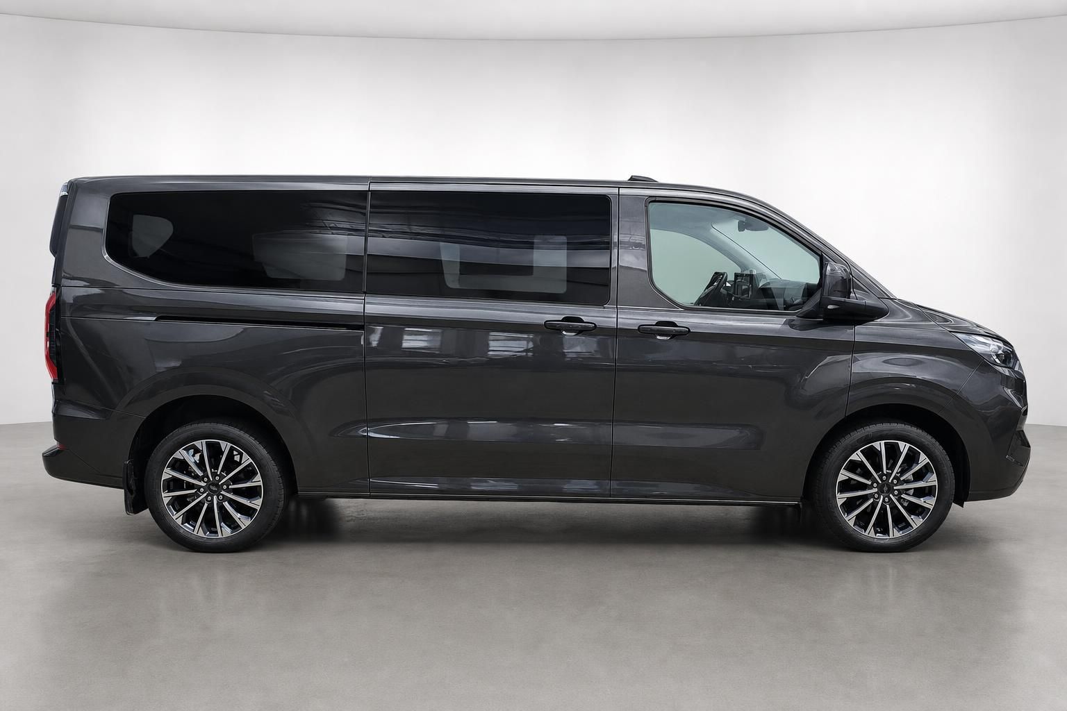 Ford Transit Custom Van grau, Seitenansicht im Studio