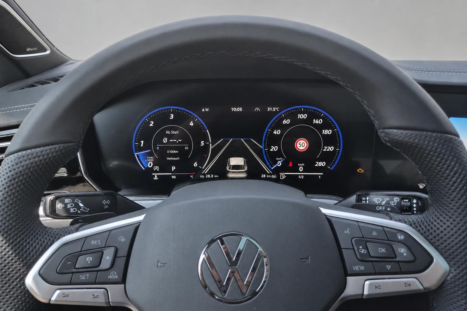 VW Touareg digitales Kombiinstrument mit Tempomat-Anzeige und Lenkrad