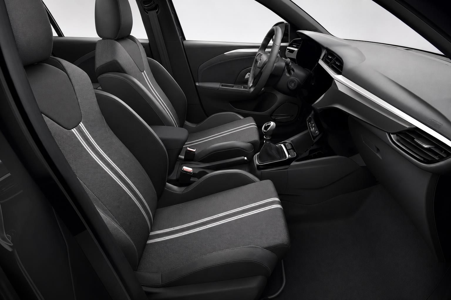 Opel Innenraum mit schwarzen Stoffsitzen, Mittelkonsole, Schaltgetriebe und Armaturenbrett