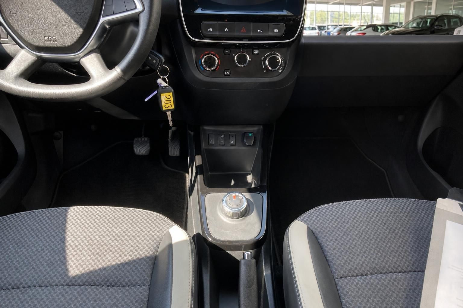 Mittelkonsole mit Schalthebel und Sitzen im Dacia Innenraum
