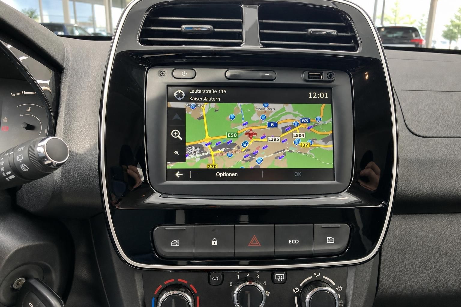 Navigationssystem und Touchscreen im Cockpit des Fahrzeugs