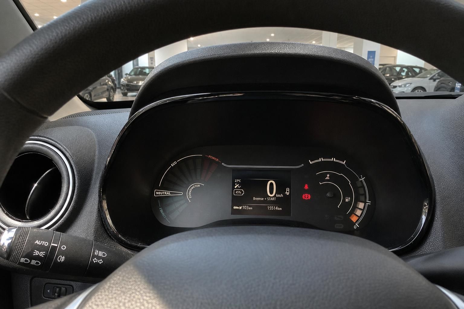 Digitales Kombiinstrument mit Tacho und Bordcomputer im Fahrzeug