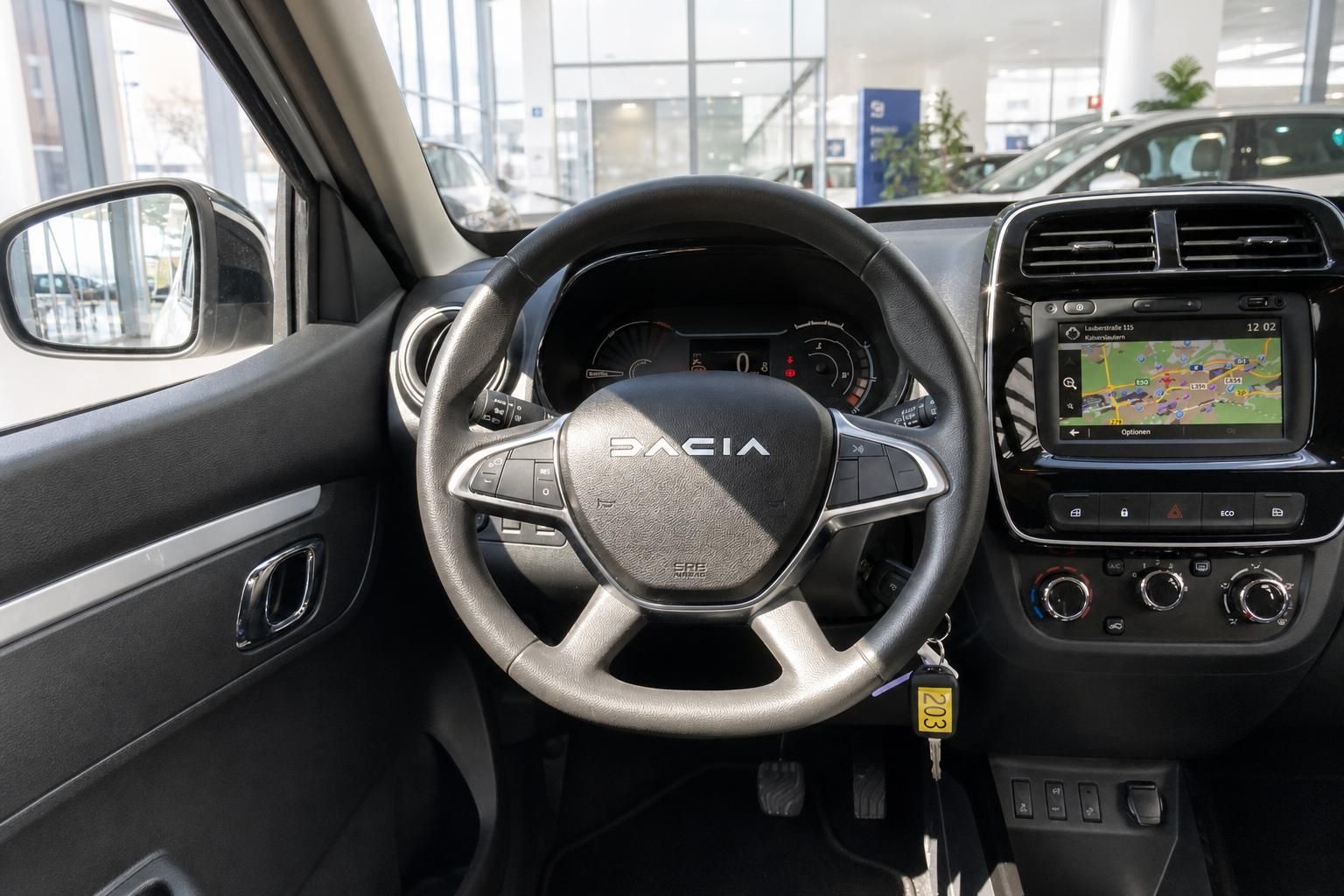 Dacia Cockpit mit Lenkrad, Tacho und Navigationsdisplay