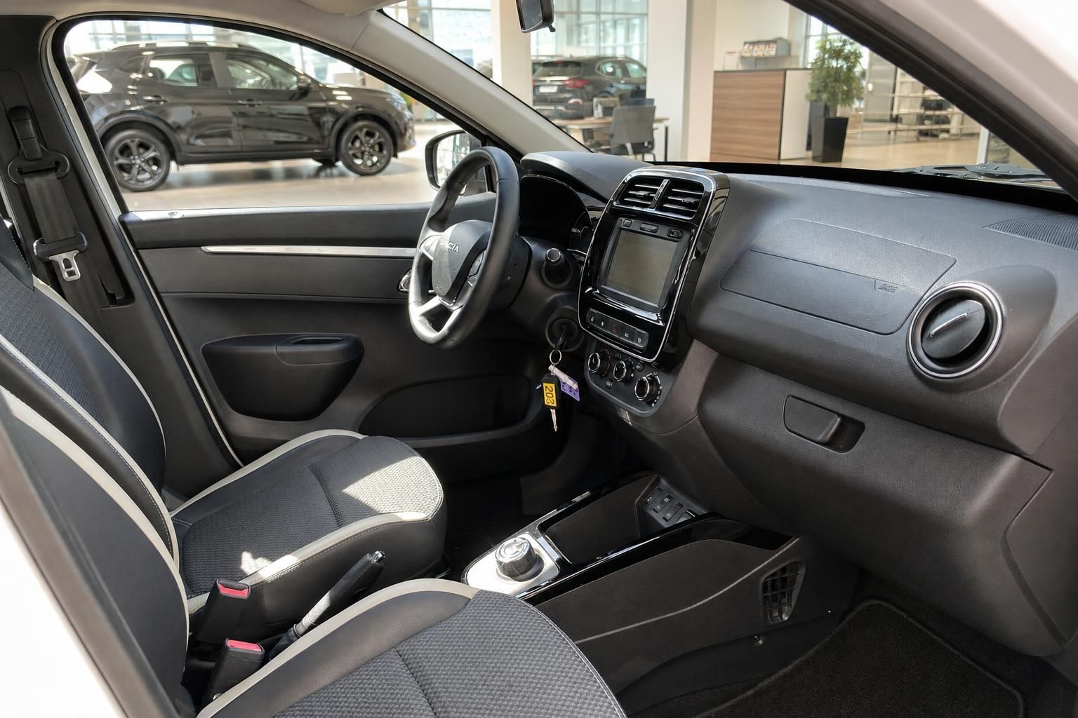 Innenraum des Dacia mit Blick auf Armaturenbrett und Vordersitze