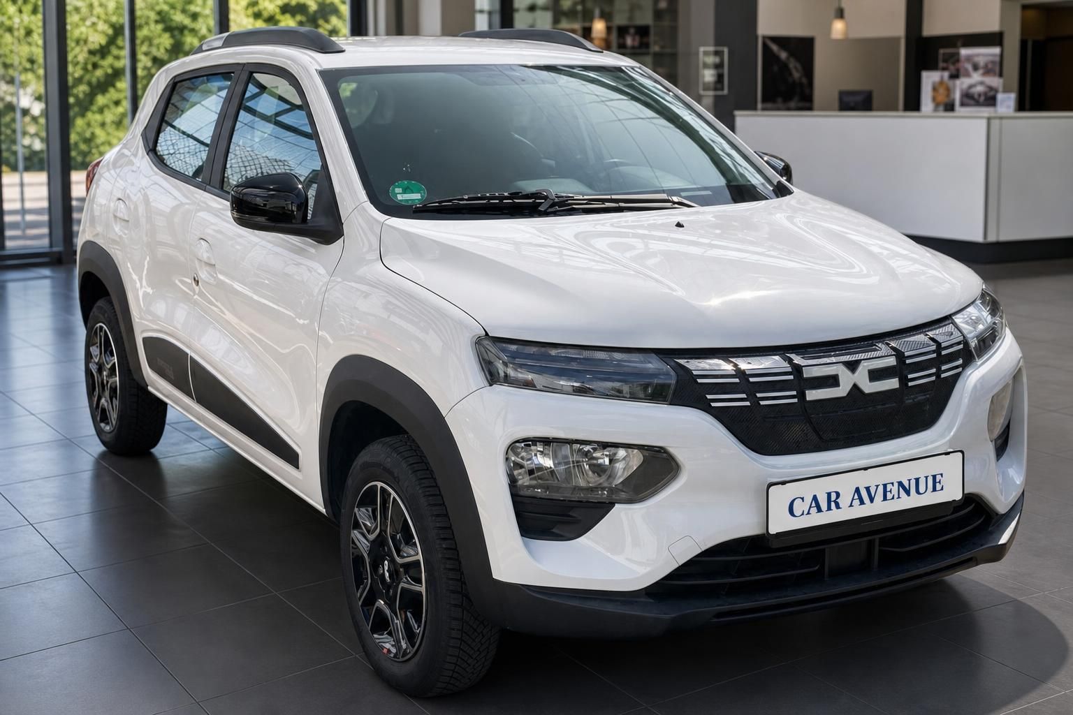 Dacia Spring Elektro in Weiß, Frontansicht im Autohaus