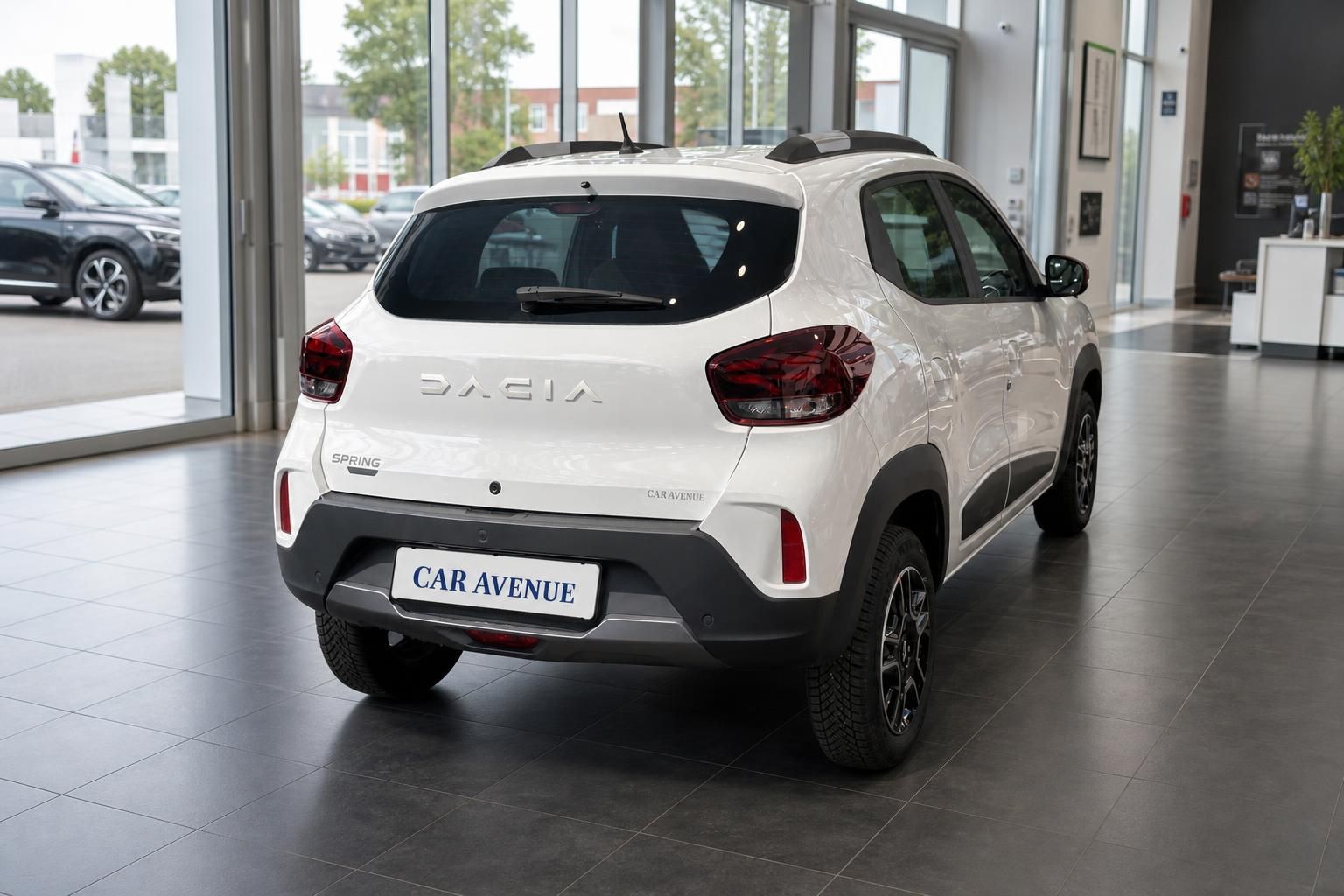 Dacia Spring Elektro weiß, Heckansicht schräg im Showroom
