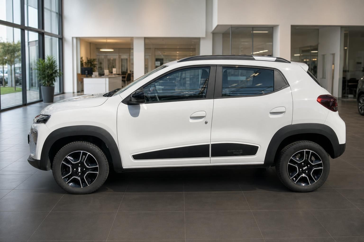 Dacia Spring Elektro in Weiß, Seitenansicht im Autohaus