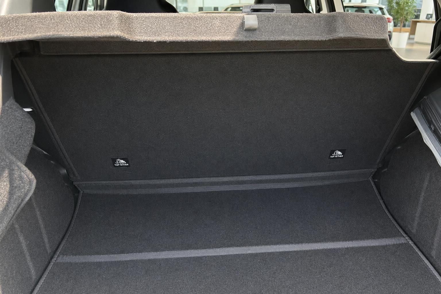 Kofferraum des Dacia Spring mit Top-Tether-Befestigung