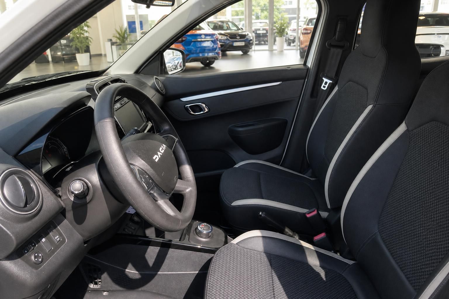 Dacia Innenraum mit Vordersitzen und Lenkrad, Fahrzeugansicht