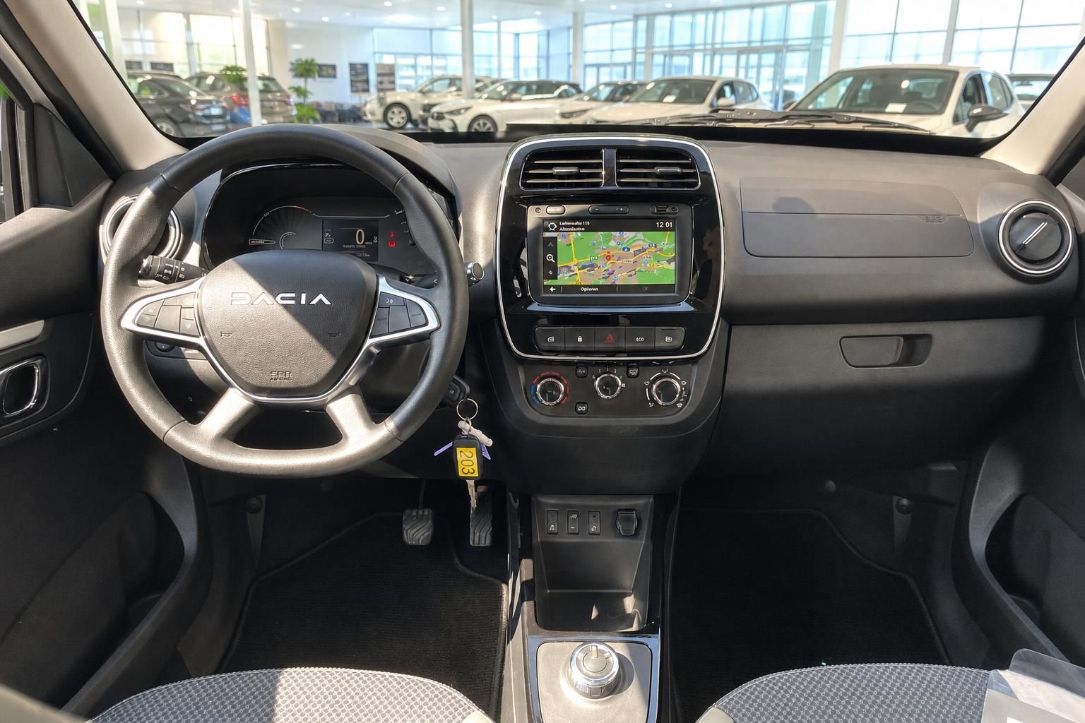 Dacia Cockpit mit Lenkrad, Navigationssystem und Armaturenbrett