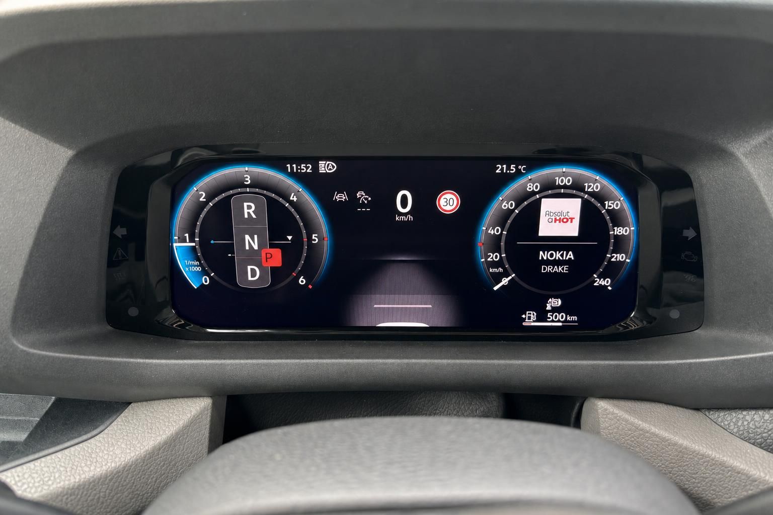 Digitales Kombiinstrument mit Tacho und Gangwahlhebel-Anzeige im Fahrzeug-Cockpit