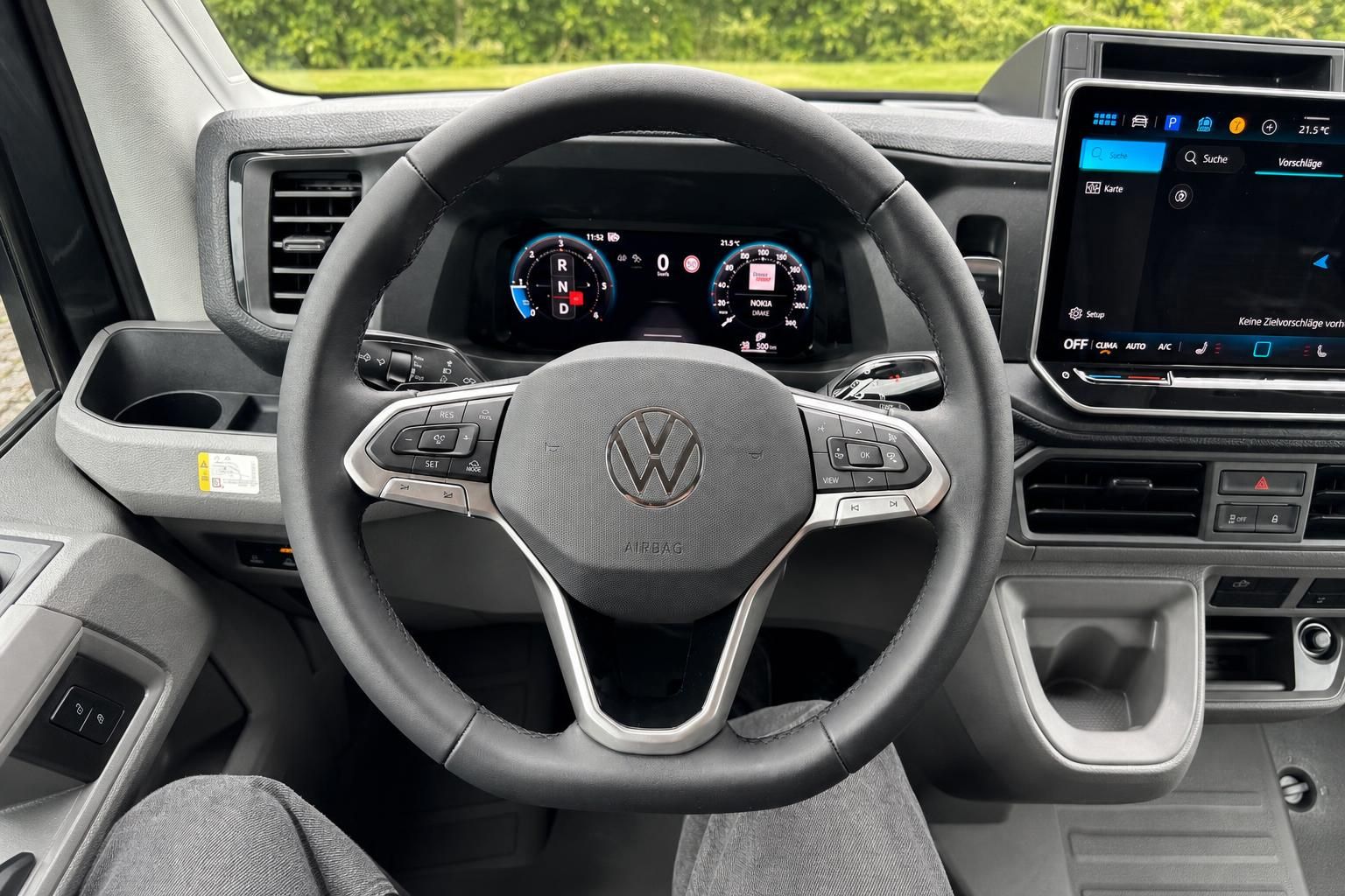 VW Cockpit mit Lenkrad, Kombiinstrument und Infotainment-System im Fahrzeuginnenraum