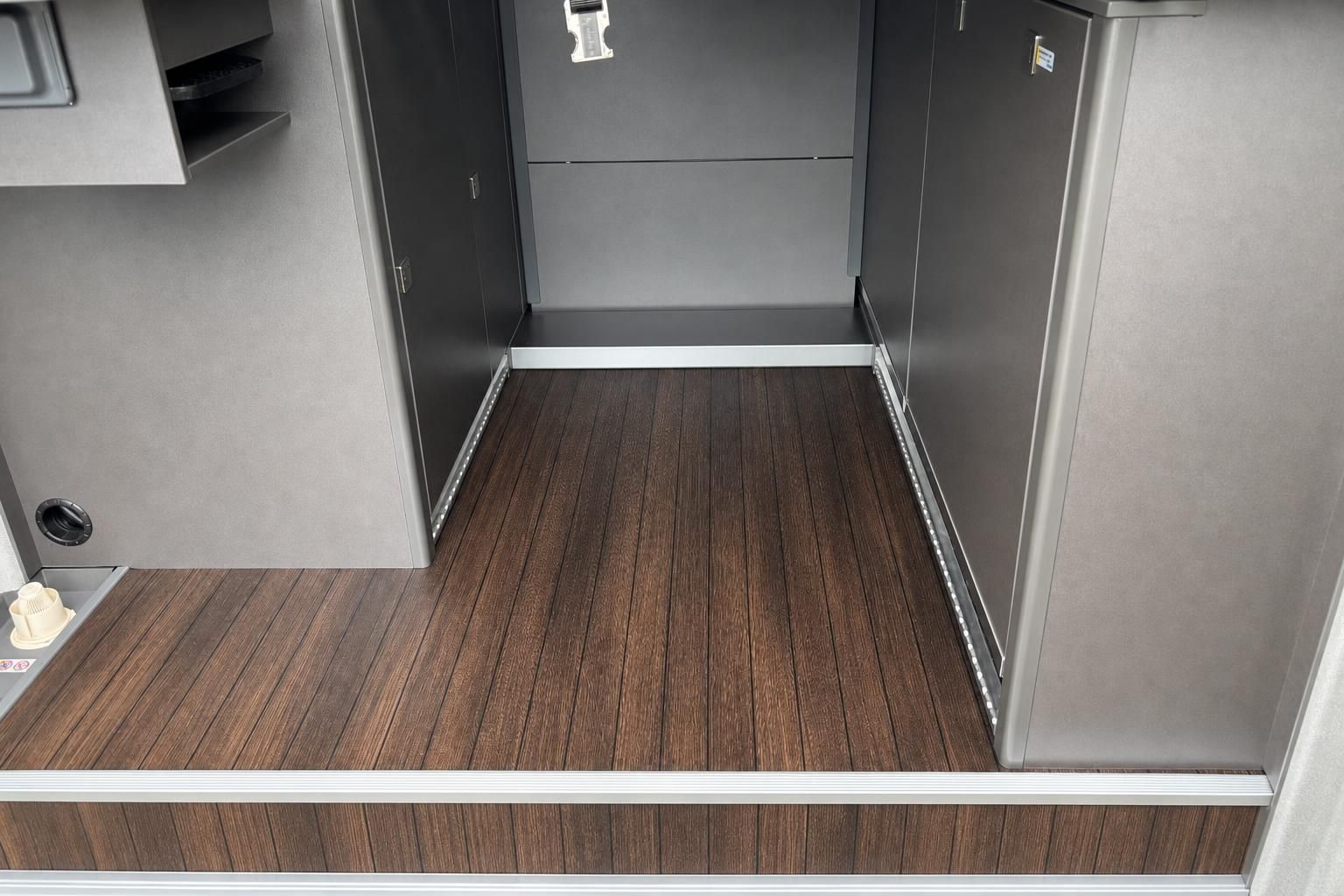 Wohnmobil Heckgarage mit ausziehbarem Boden und Stauraum für Gepäck und Ausrüstung