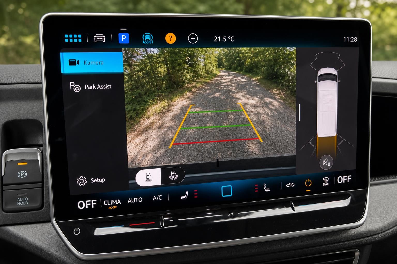 Infotainment-Display mit Rückfahrkamera und Park-Assist-System im Fahrzeug-Cockpit