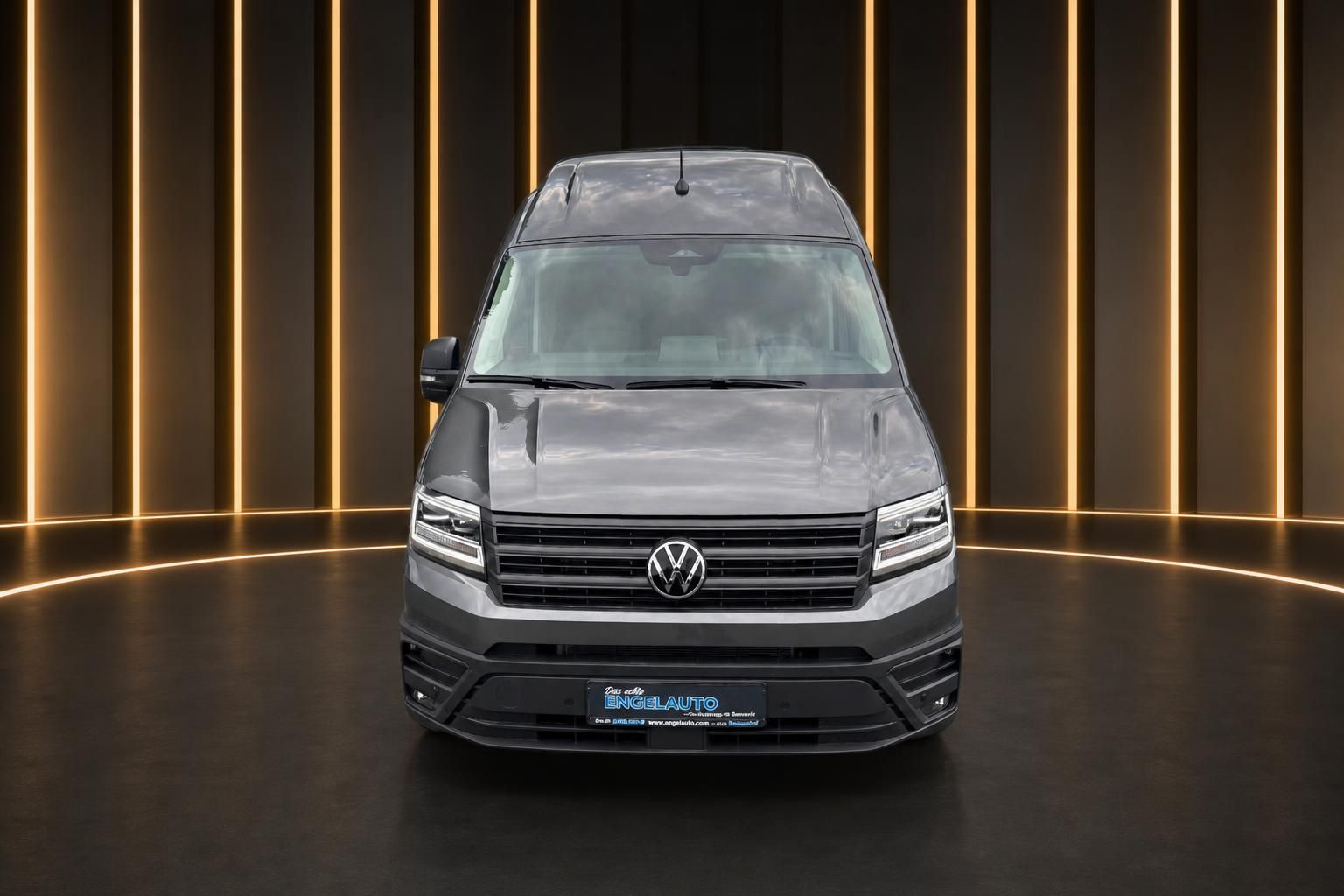 VW Crafter Frontansicht grauer Transporter von vorne mit LED-Scheinwerfern im Showroom
