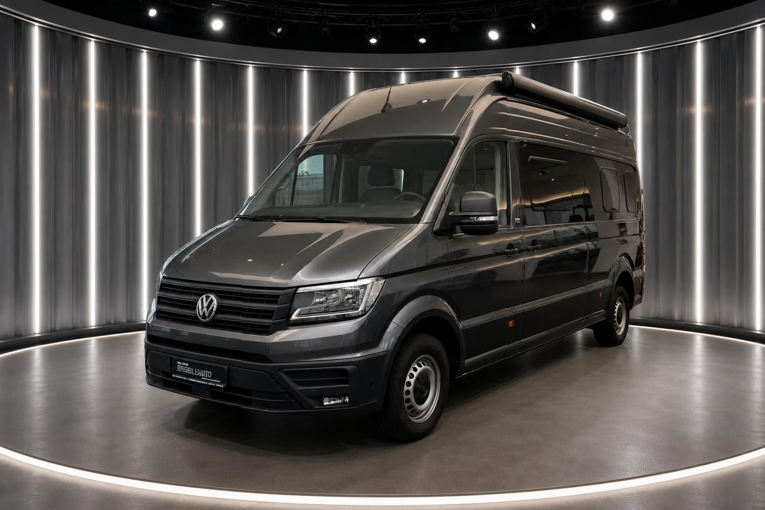 VW Crafter Schrägansicht grauer Kasten mit hohem Dach und Fenstern von vorne rechts im Studio