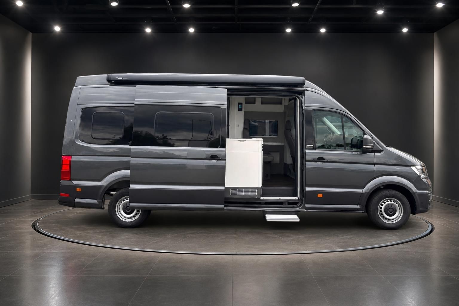 VW Crafter Seitenansicht grauer Transporter mit offener Schiebetür und Innenausstattung sichtbar