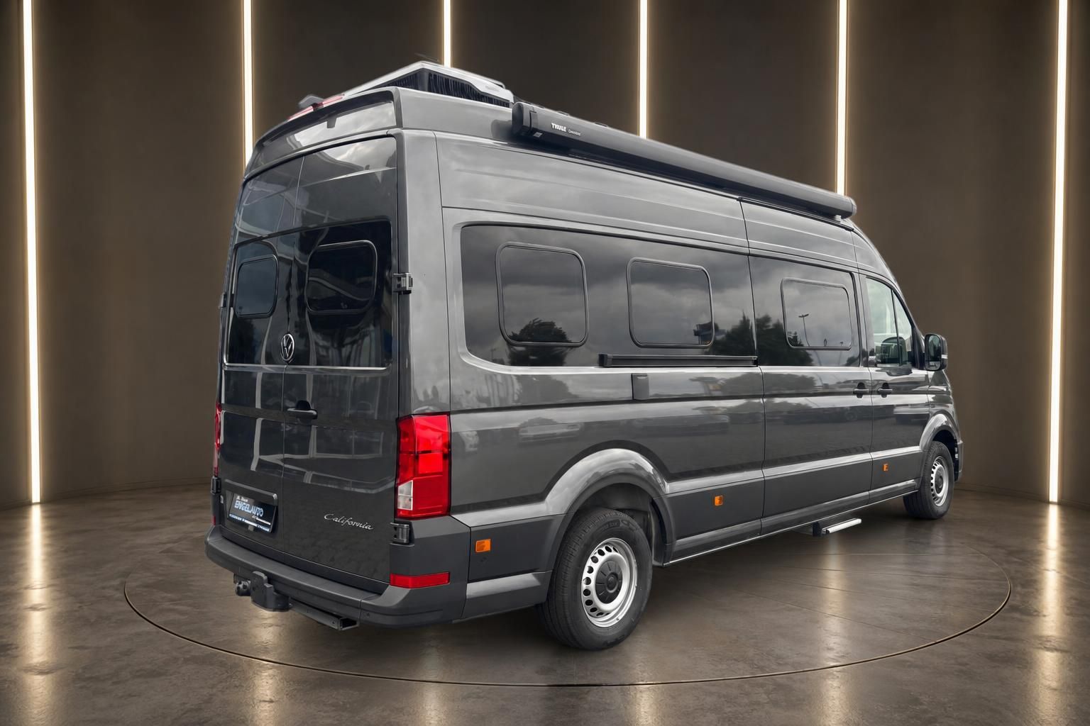 VW Crafter Heckansicht mit Solarpanels - professioneller Camping-Ausbau in grauer Metallic-Lackierung