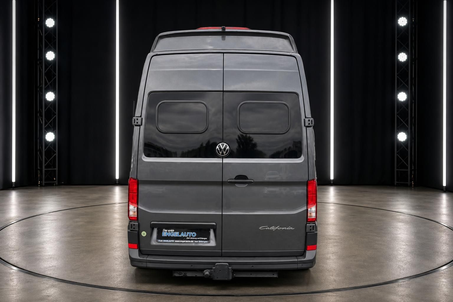 VW Crafter Heck mit California-Schriftzug - Premium-Wohnmobil in grau von Ringelauto