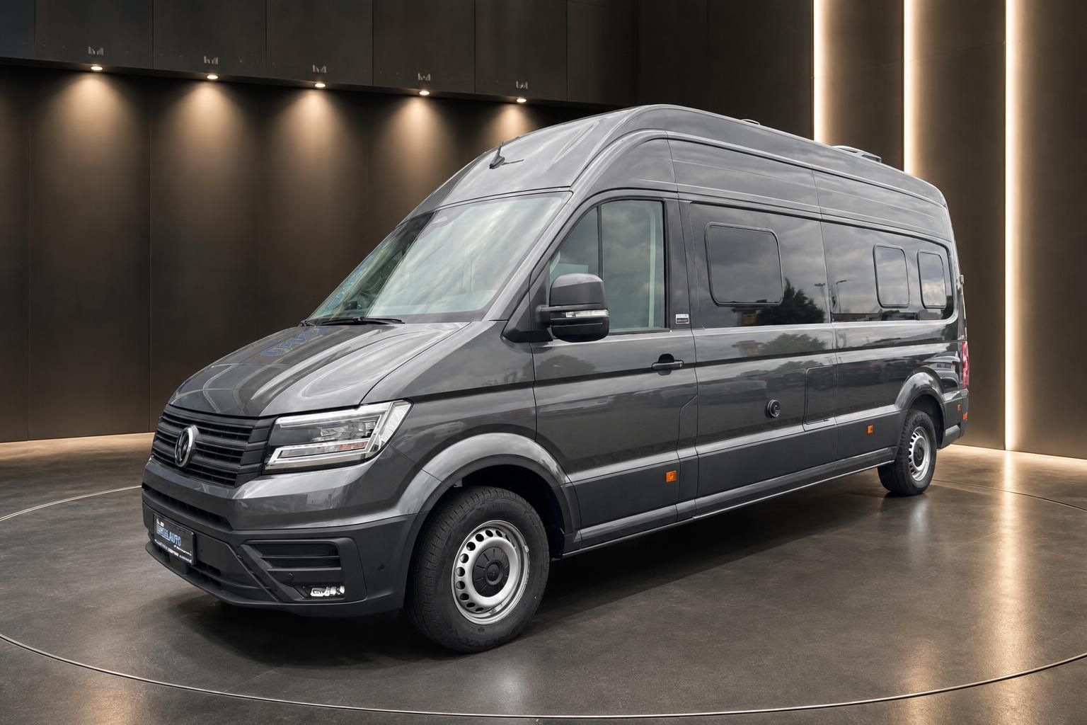 Grauer VW Crafter Transporter in moderner Showroom-Beleuchtung - hochwertiges Nutzfahrzeug im Verkauf