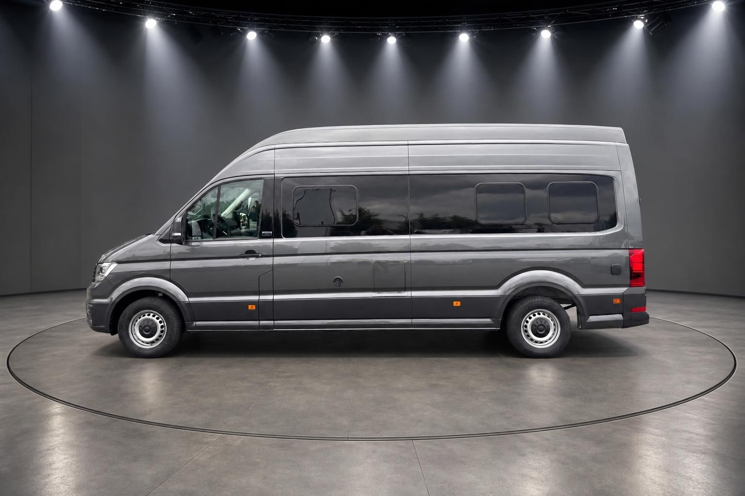 VW Crafter Seitenansicht grau - hoher Kastenwagen mit Fenstern ideal für Wohnmobil-Ausbau