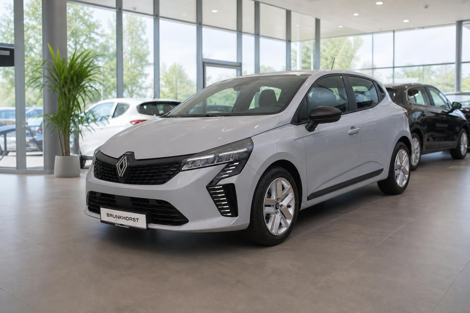 Renault Clio silber metallic im Autohaus Showroom - moderne Kompaktklasse mit LED-Scheinwerfern