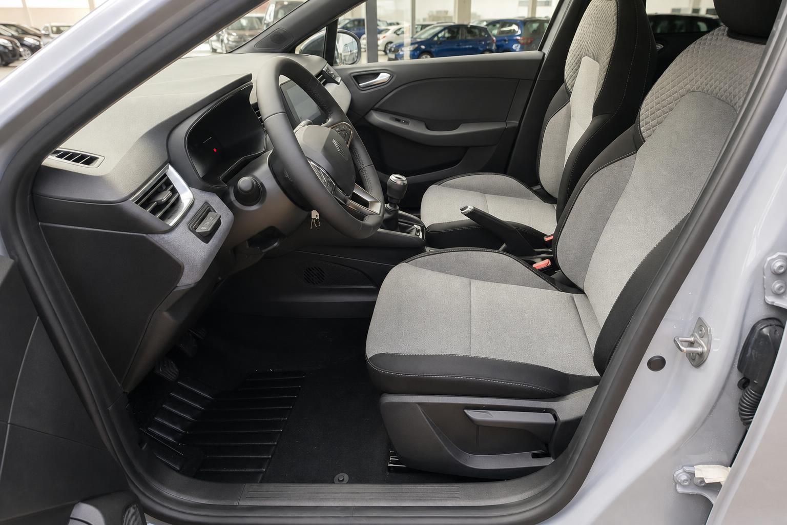 Renault Clio Innenraum - graue Stoffsitze, Lenkrad und Armaturenbrett in modernem Design