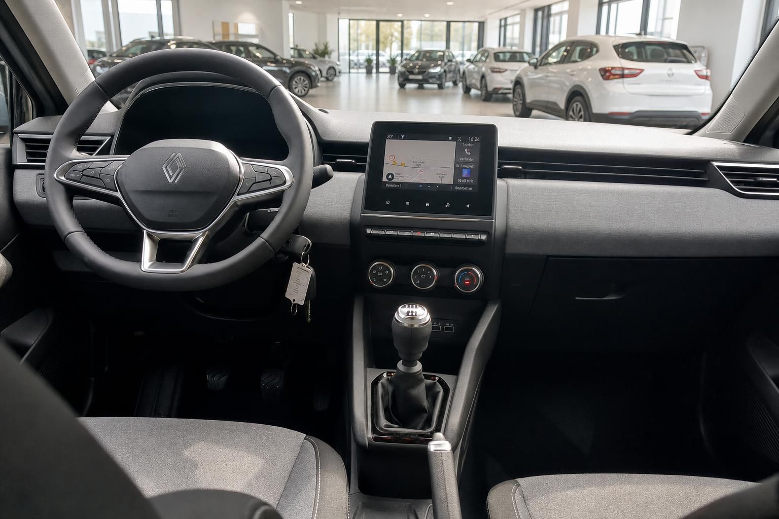 Renault Clio Cockpit - Lenkrad, Touchscreen-Display und manuelle Schaltung im Innenraum
