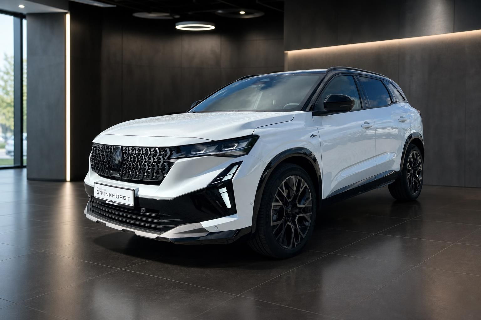 Weißer Renault SUV Austral in modernem Showroom - Seitenansicht mit schwarzen Akzenten und Leichtmetallfelgen