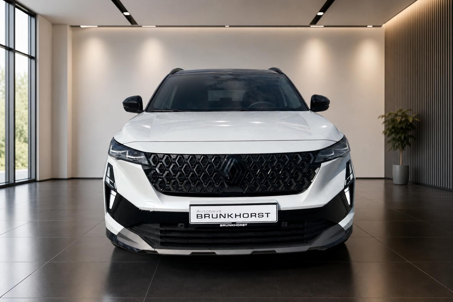 Renault Austral Frontansicht in Weiß mit markanter Kühlergrill-Optik im Autohaus Brunkhorst Showroom