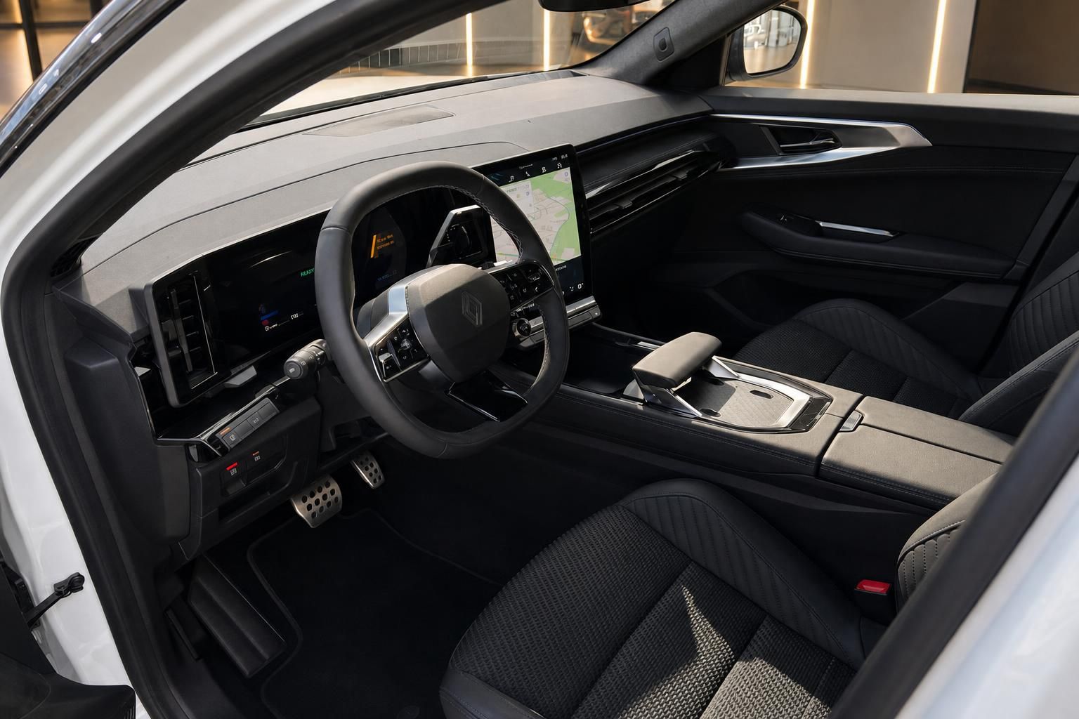 Renault Austral Innenraum mit schwarzer Ausstattung, digitalem Cockpit und modernem Infotainment-System