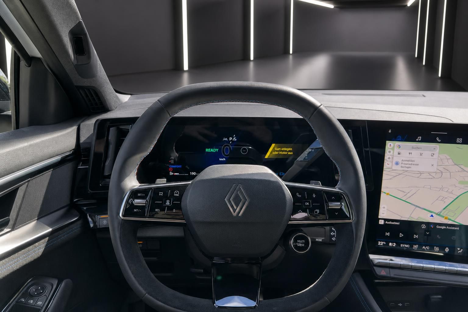 Modernes Fahrzeug-Cockpit mit digitalem Armaturenbrett und Renault-Lenkrad
