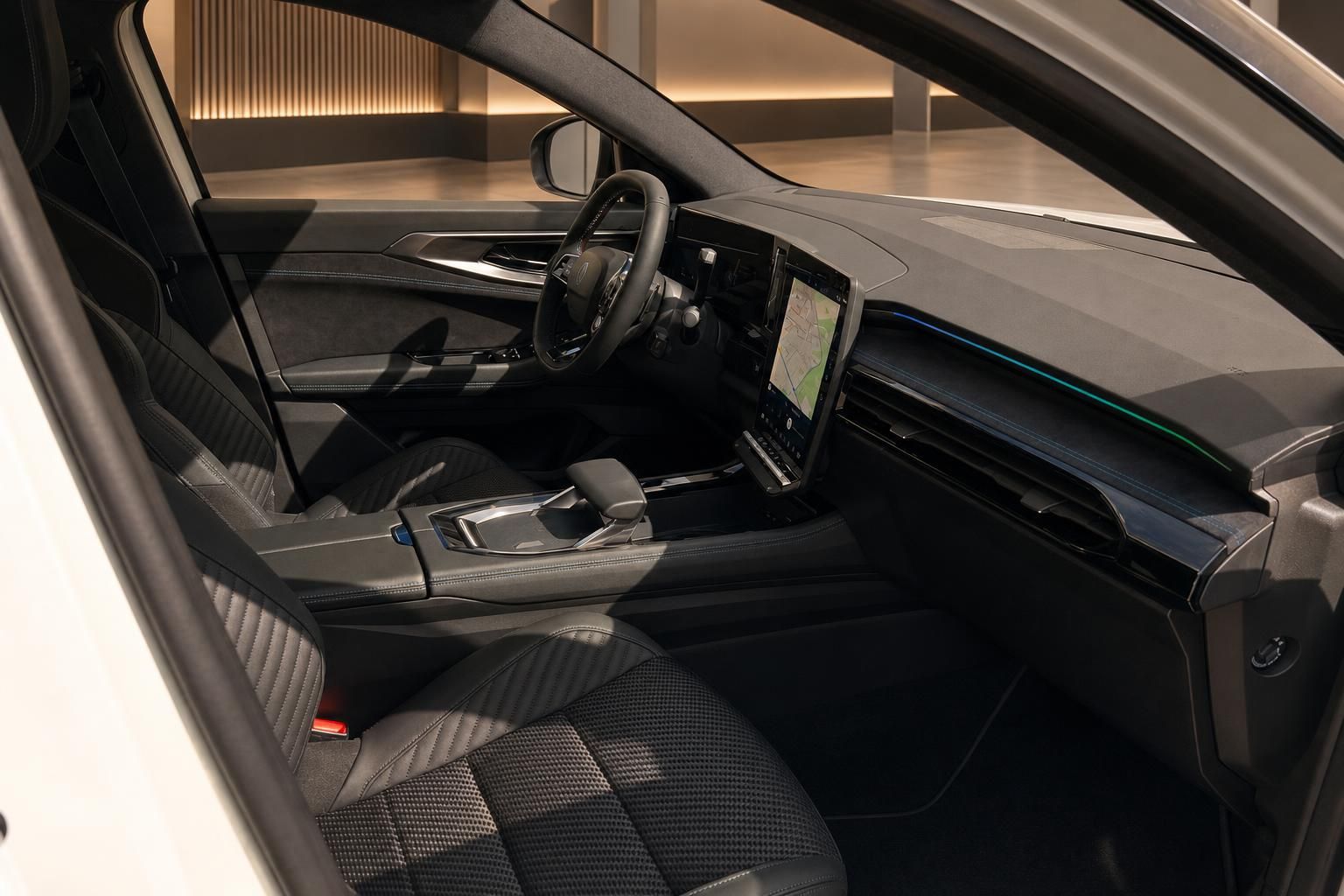 Eleganter Fahrzeuginnenraum mit schwarzen Sitzen und modernem Infotainment-Display