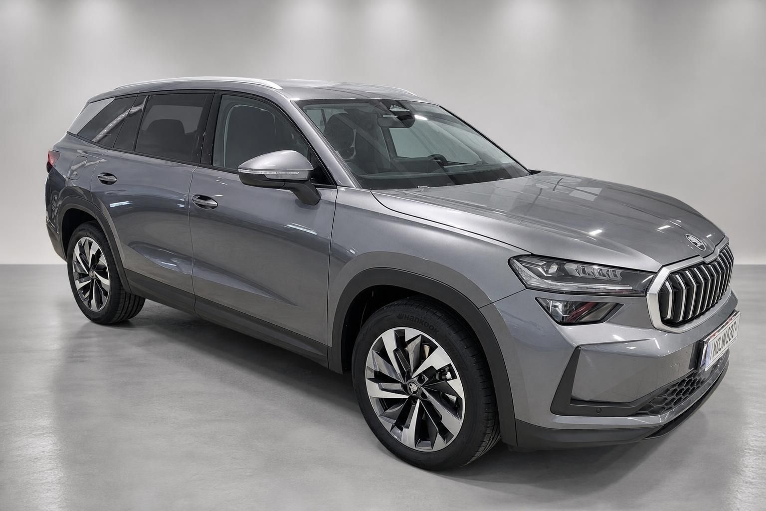 Škoda Kodiaq grau, Frontansicht schräg im Studio